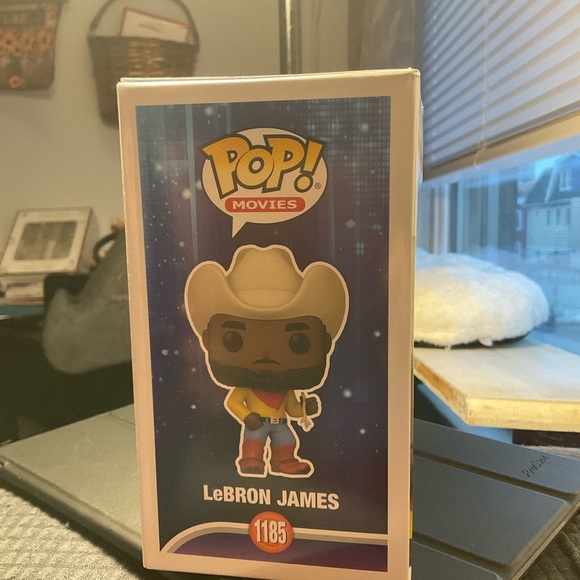 Funko Pop! LeBron James Cowboy with Tan Hat and Red Boots damaged box - Picture 6 of 8